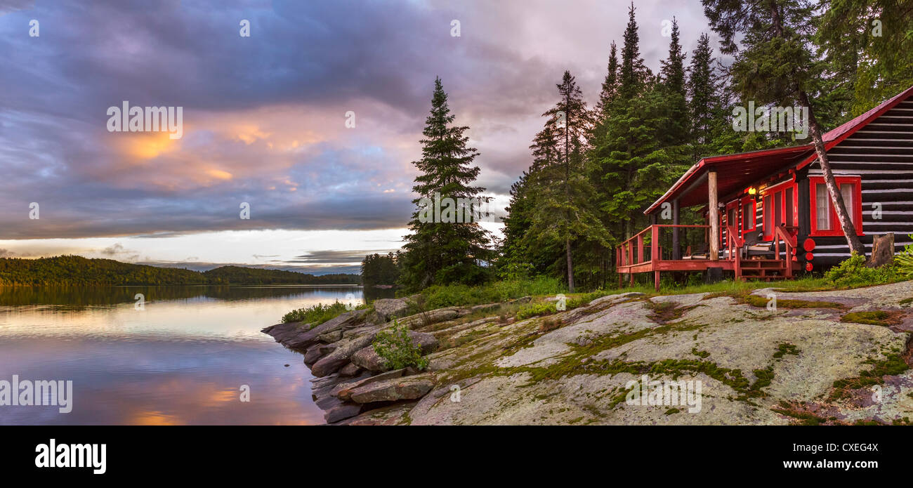 Hütte am See bei Sonnenuntergang im Killarney Lodge Resort, Lake of Two Revier, Algonquin Provincial Park, Ontario, Kanada Stockfoto