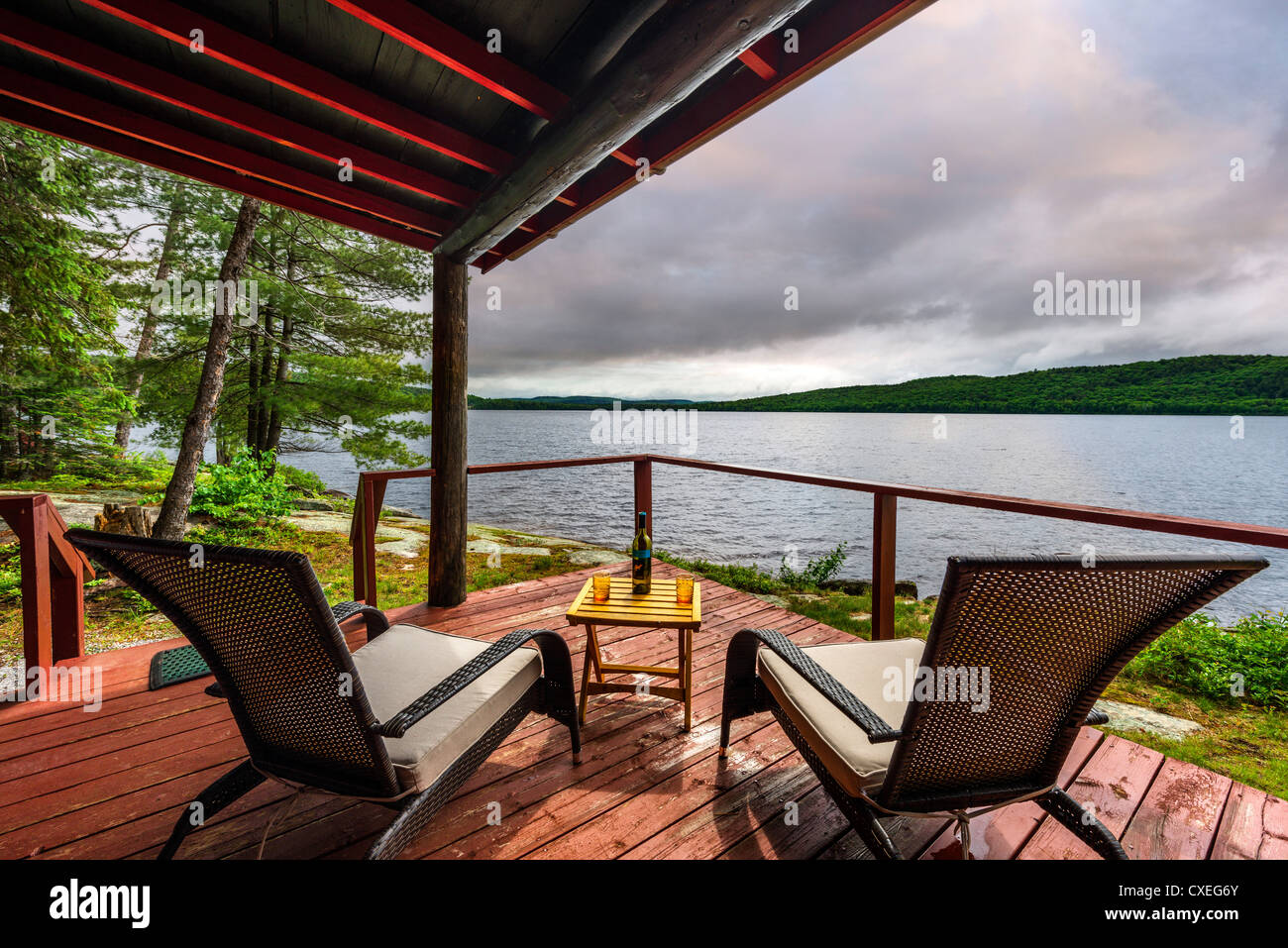 Deck einer Hütte am See im Killarney Lodge Resort, Lake of Two Reverens, Algonquin Provincial Park, Ontario, Kanada Stockfoto