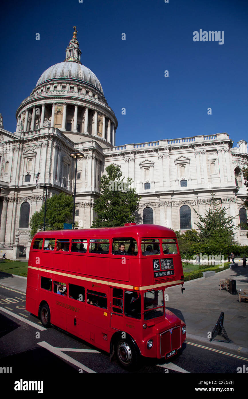 Roten Londoner Routemaster Bus fährt St. Pauls Cathedral, London, UK. Stockfoto