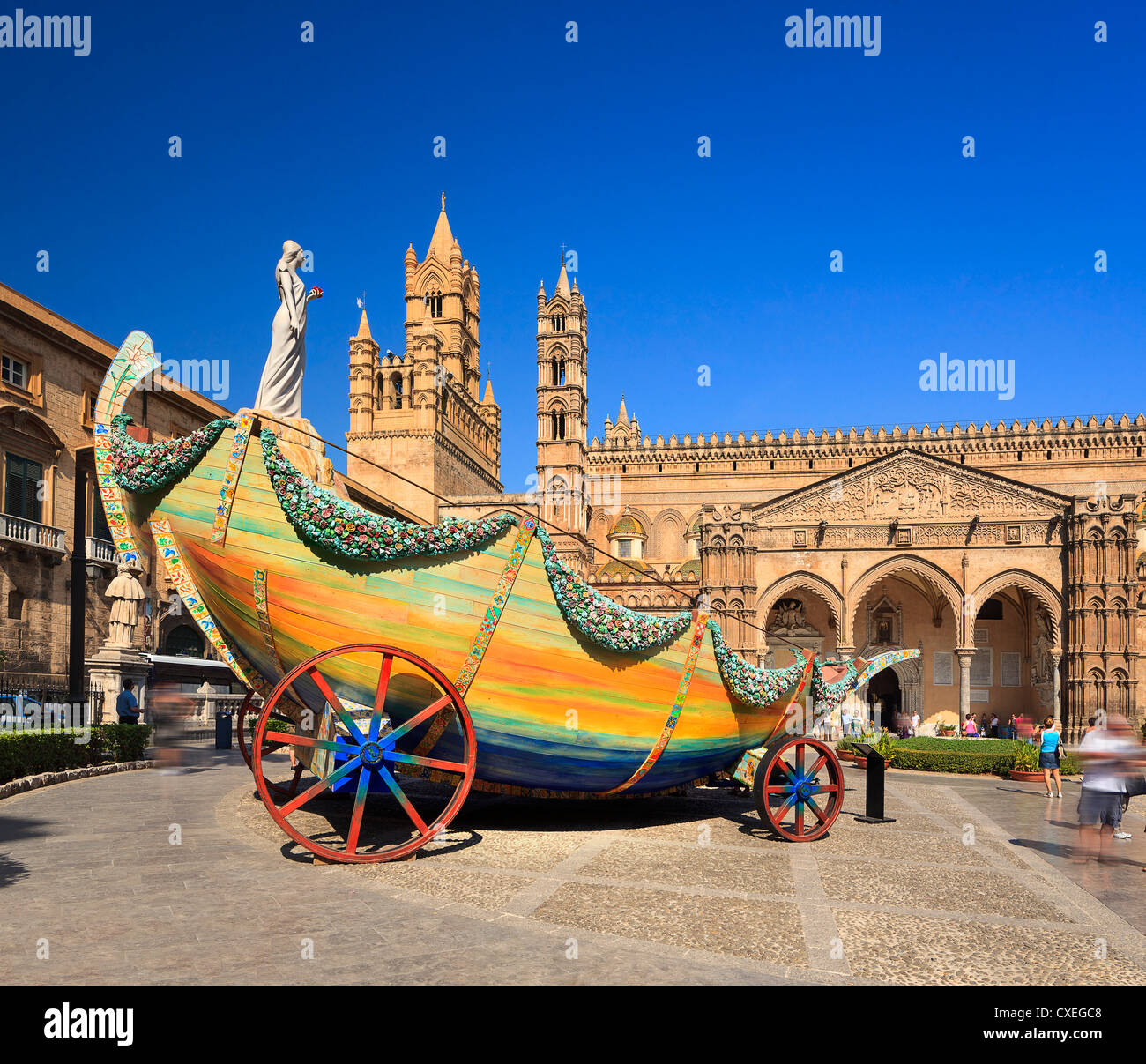 Palermo Auto Volksfest in den Domplatz und Hintergrund Stockfoto