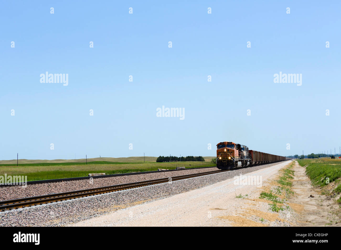 Ein 2km langer Güterzug im ländlichen Nebraska neben den westlichen Teil der NE 2, Nebraska, USA Stockfoto