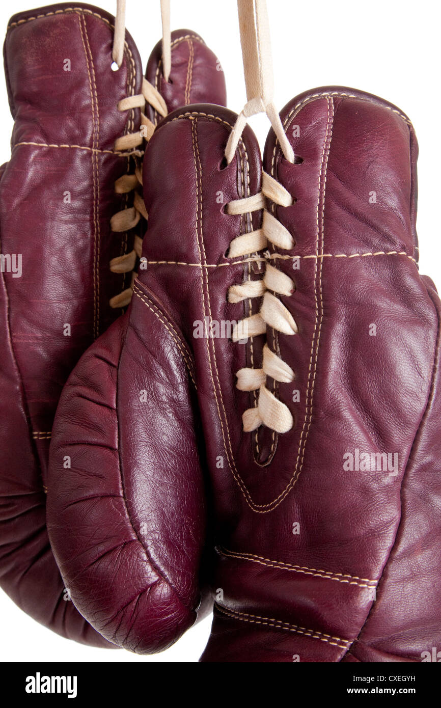 Jahrgang rot Leder Boxhandschuhe auf weißem Hintergrund Stockfoto