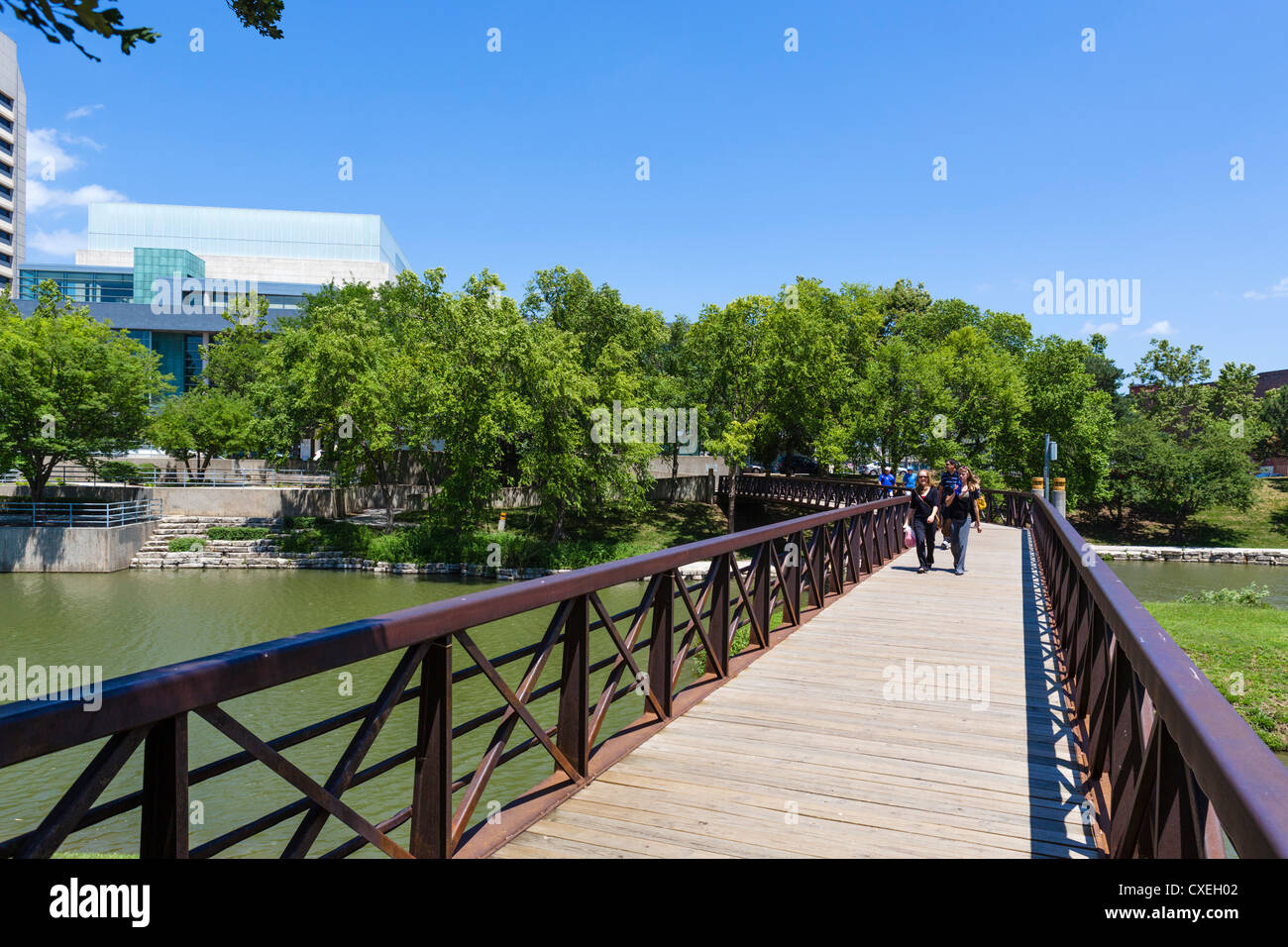 Fußgängerbrücke in gen Leahy Mall (auch bekannt als Central Park), Omaha, Nebraska, USA Stockfoto