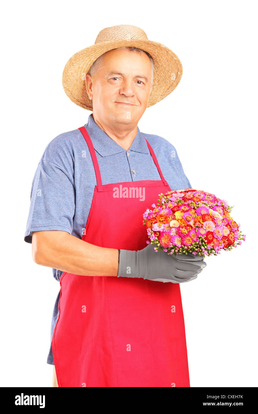 Reifen Gärtner hält einen Blumenstrauß isoliert auf weißem Hintergrund
