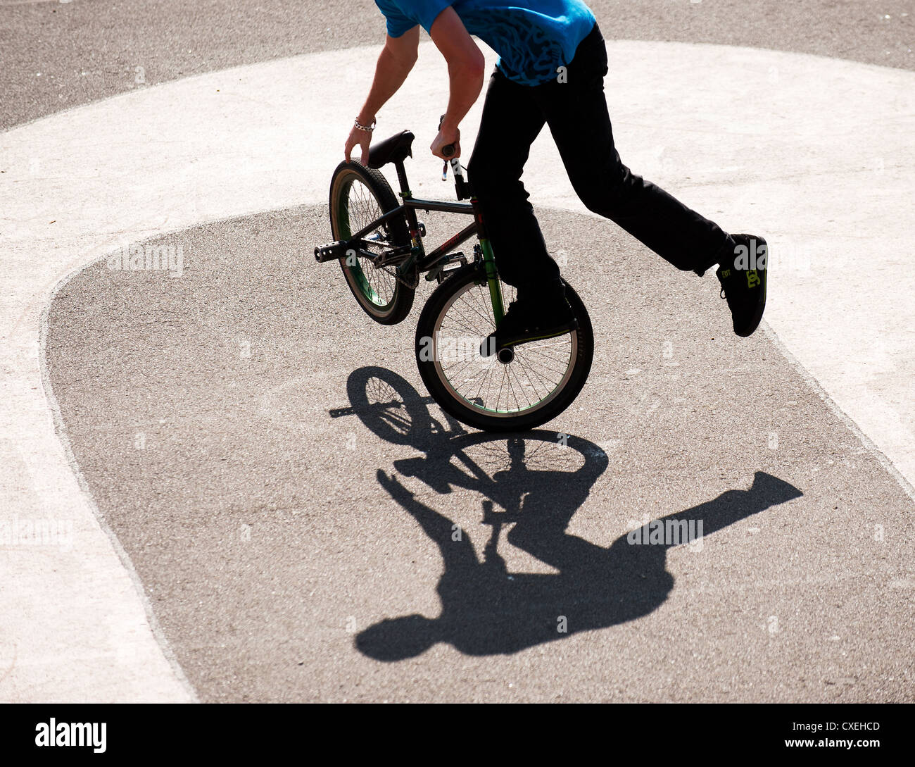 Eine Person, die Freestyle tricks Tricks auf dem Flatland BMX Fahrrad Stockfoto