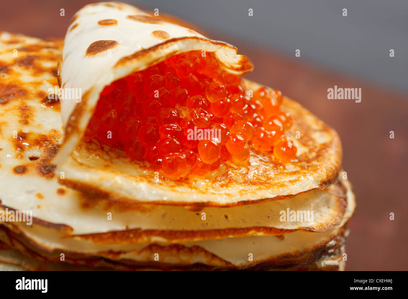 Russische Pfannkuchen mit rotem Kaviar Stockfotografie - Alamy