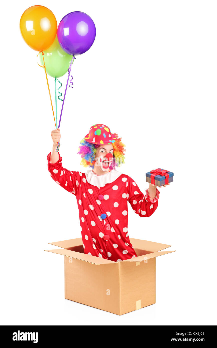 Clown mit Luftballons und ein Geschenk in einen Karton, isoliert auf weißem Hintergrund Stockfoto