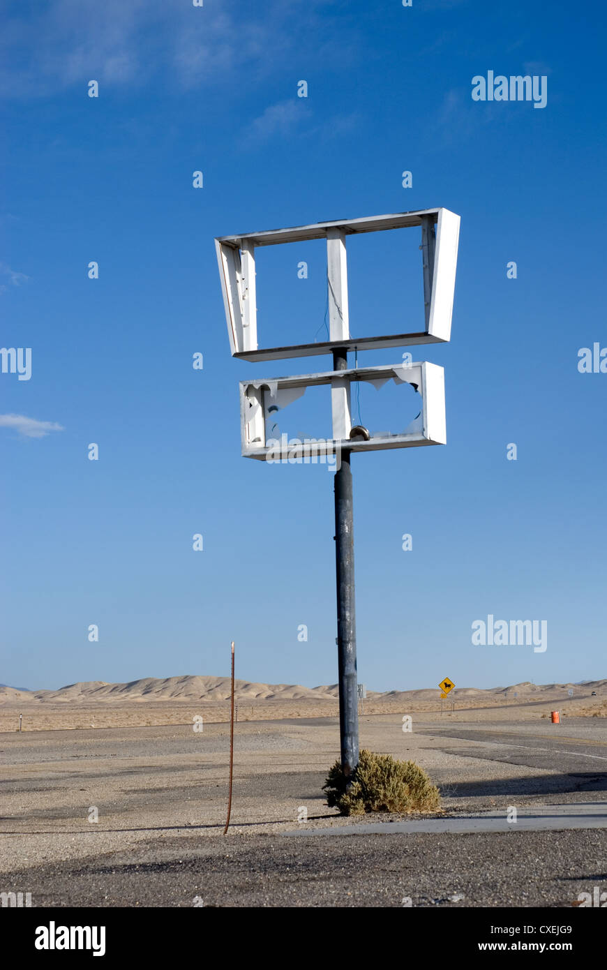 Gebrochene Festzelt Schild auf der Autobahn in abgelegenen Gegend von Nevada. Stockfoto