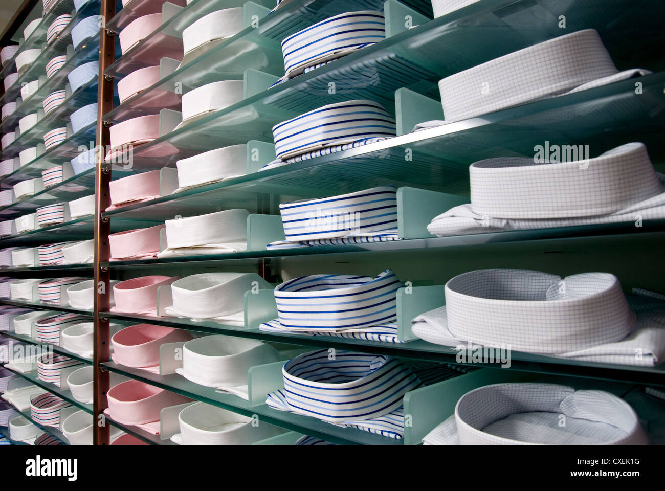 Regal mit Shirts im Shop Stockfoto
