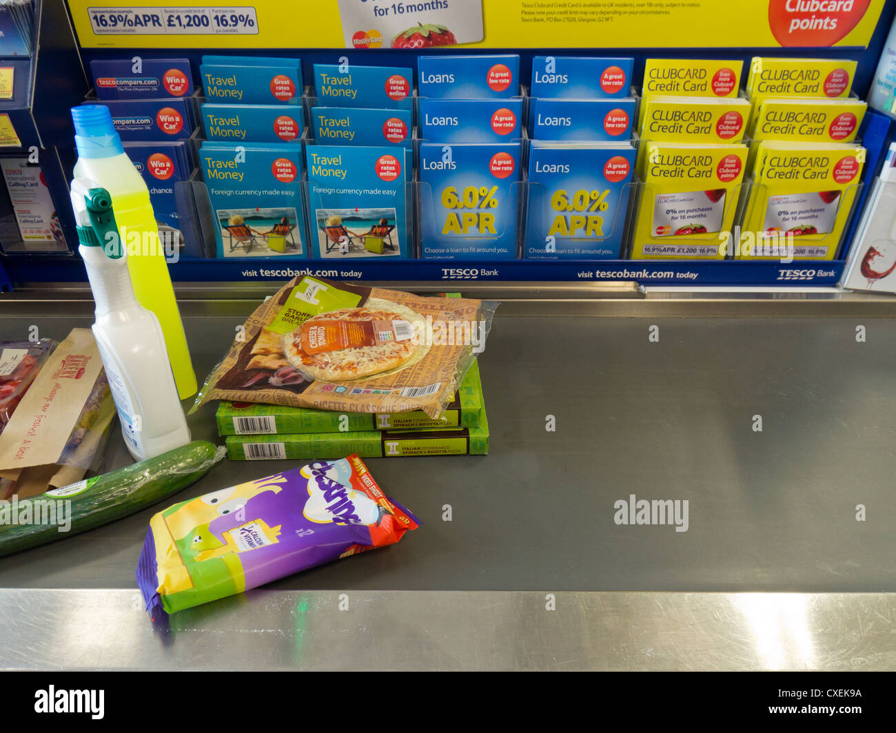 Tesco Bank Flugblätter an der Kasse. Stockfoto