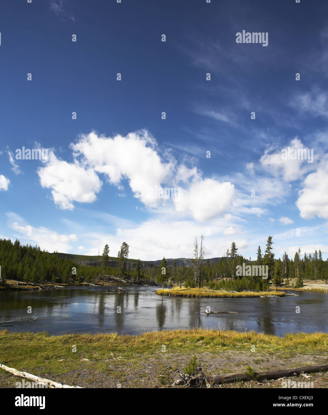 See und den bewölkten Himmel Stockfoto