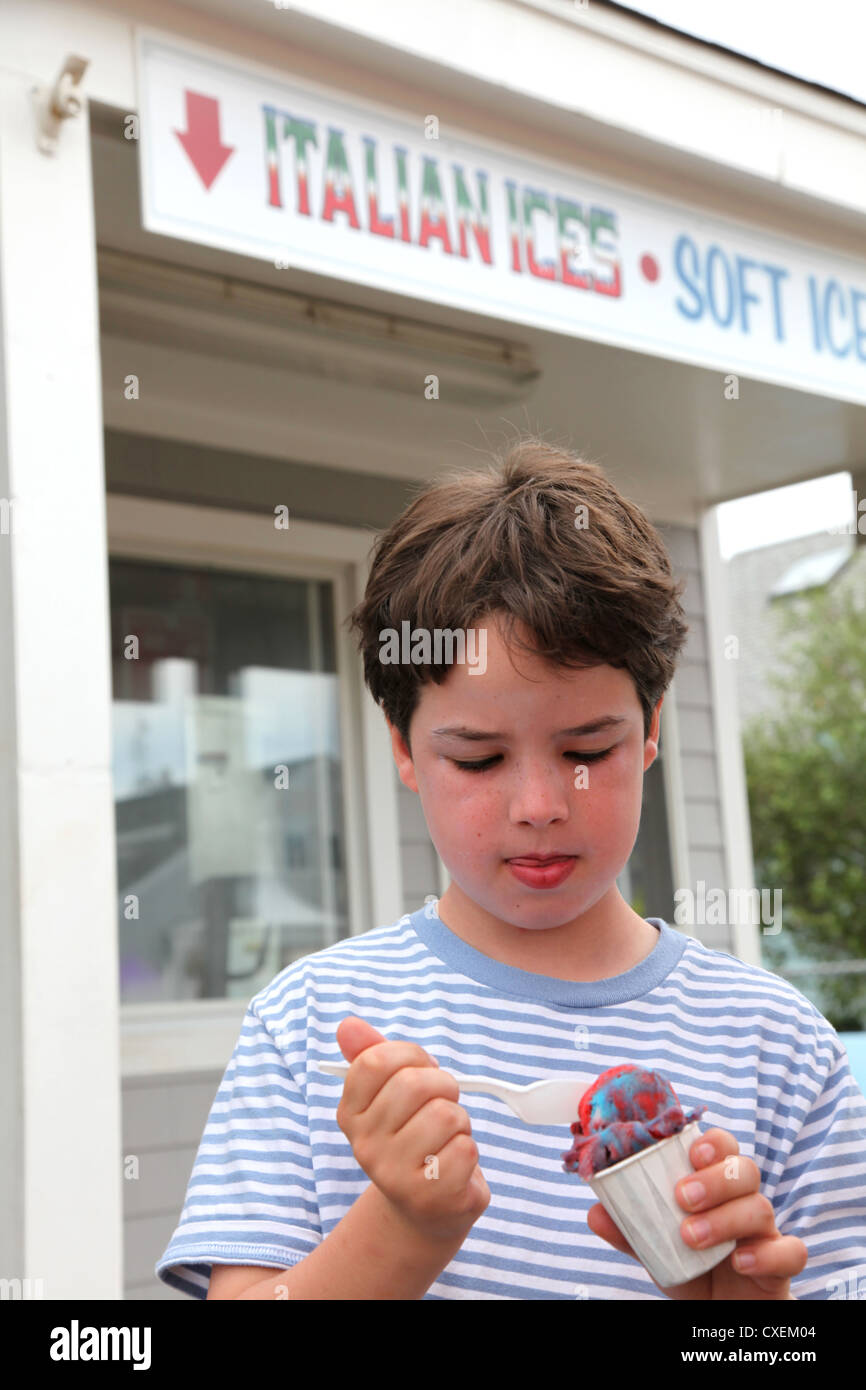 Junge Essen italienisches Eis, Kismet, Fire Island, NY, USA Stockfoto