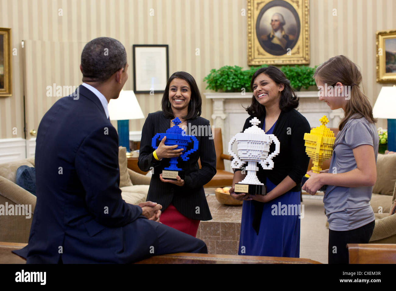 US Präsident Barack Obama gratuliert Google Science Fair Gewinner Naomi Shah, Shree Bose und Lauren Hodge 3. Oktober 2011 im Oval Office des weißen Hauses. Stockfoto