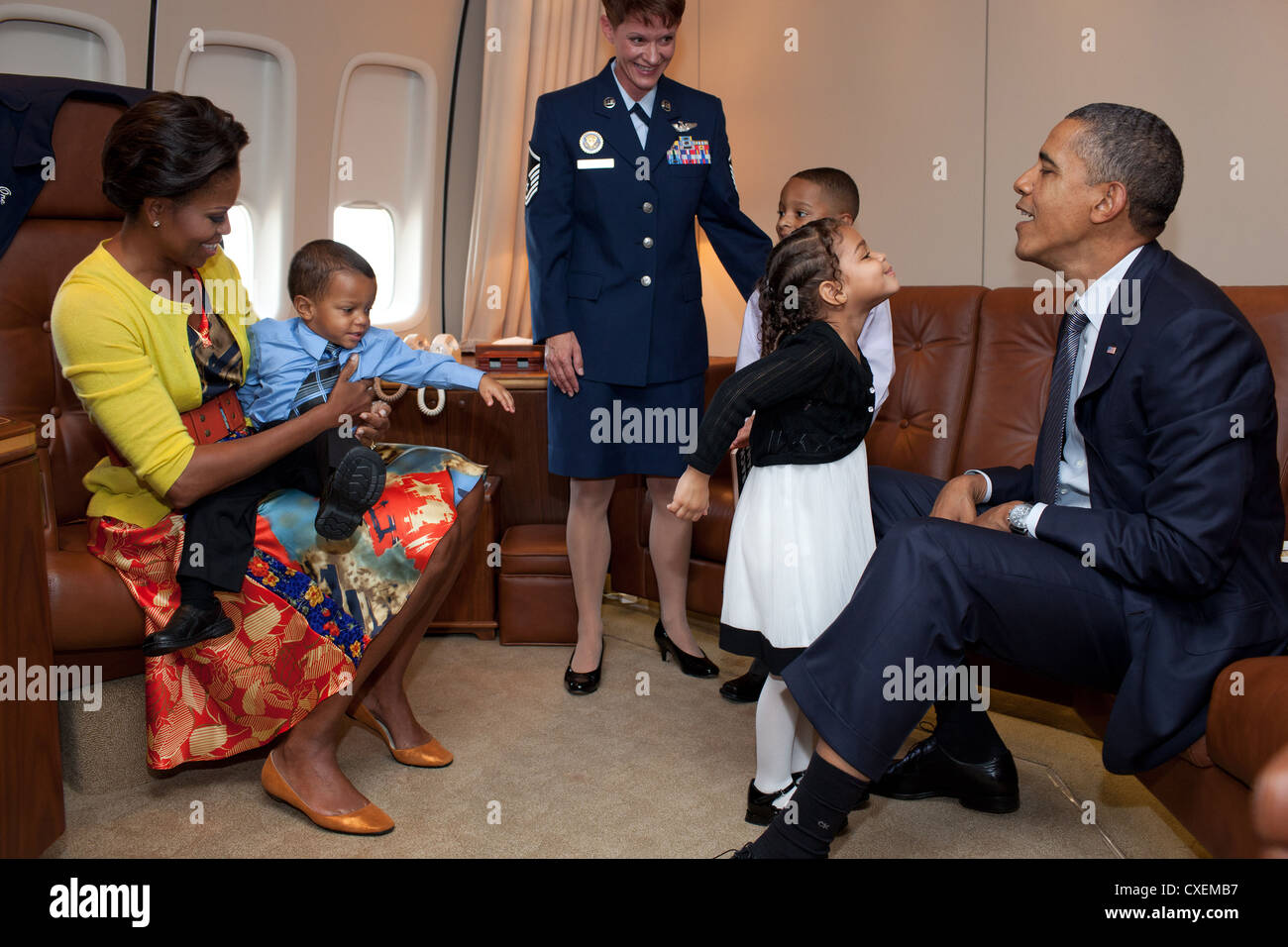 US-Präsident Barack Obama und First Lady Michelle Obama begrüßt die Familie Senior Master Sergeant Roland Paramore (nicht abgebildet) 19. September 2011 an Bord der Air Force One vor dem Abflug auf dem Weg nach New York. Stockfoto