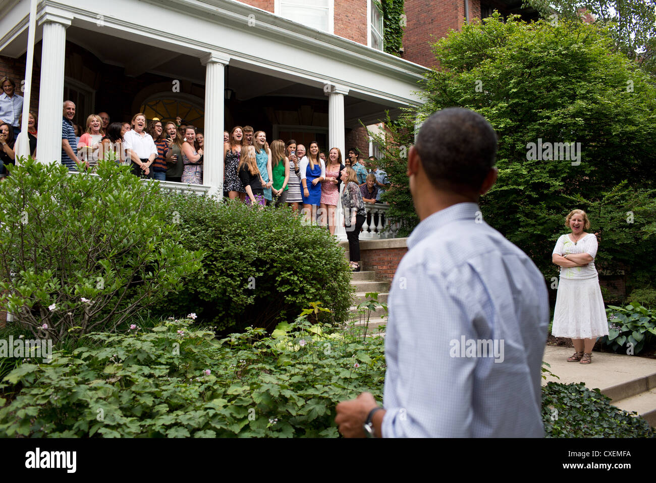 US Präsident Barack Obama begrüßt Nachbarn 12. August 2012 bei einem Spaziergang in seinem Hyde Park Kenwood-Viertel von Chicago, Illinois. Stockfoto