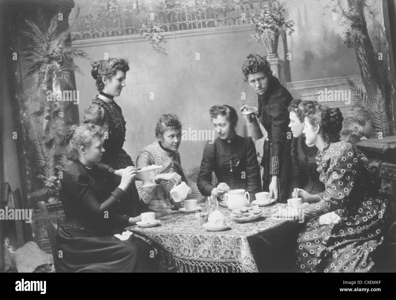 Gruppe von Frauen bei der Tea Party, um 1900 Stockfoto
