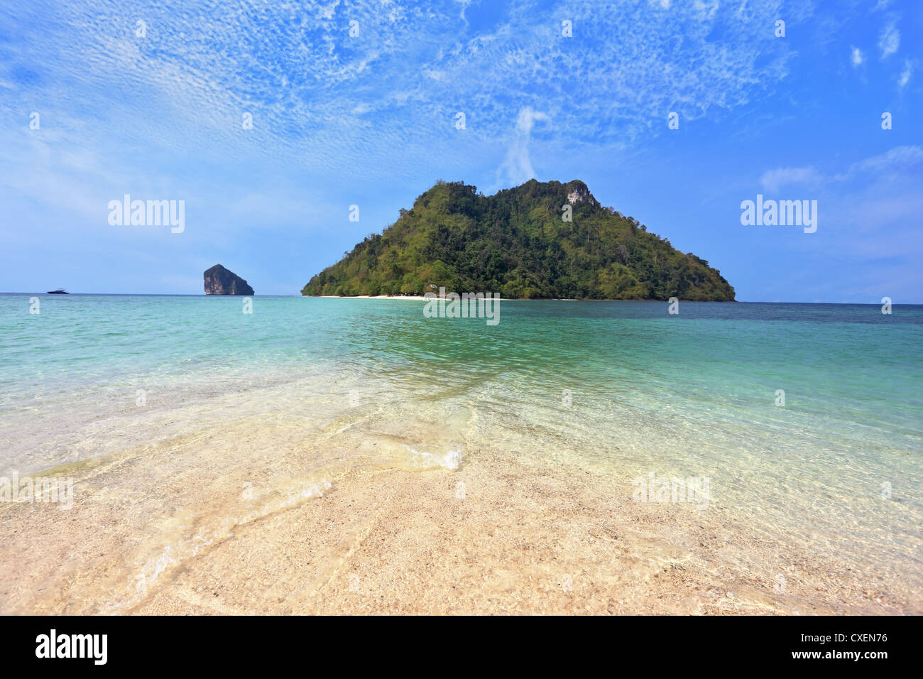 Magische Insel in der Nähe Sandstrand Stockfoto