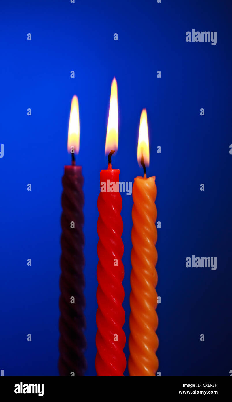 Drei Kerzen auf blau Stockfoto