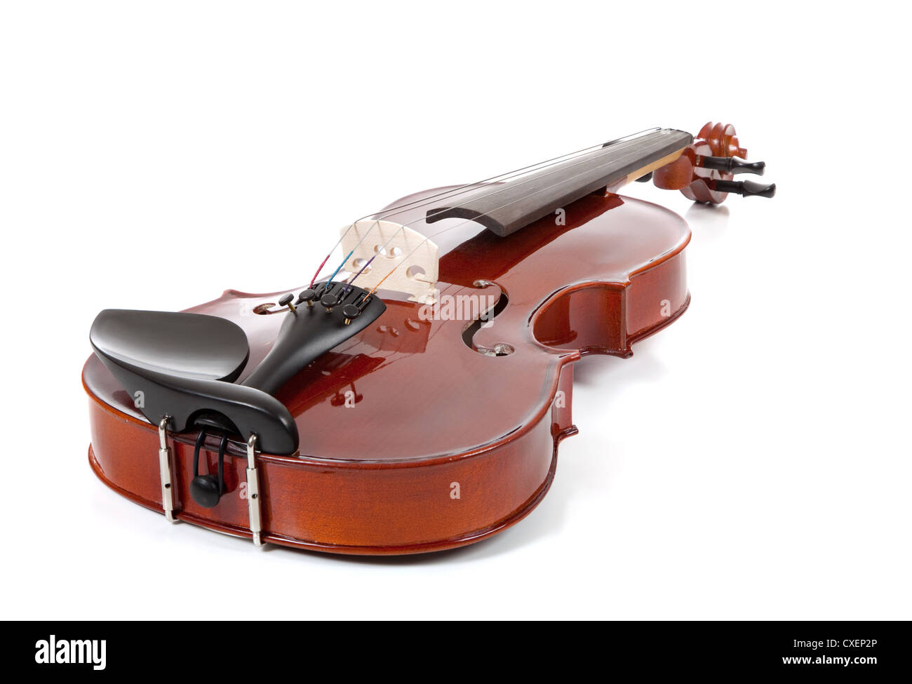Eine Geige mit einer erweiterten Schärfentiefe auf weißem Hintergrund Stockfoto