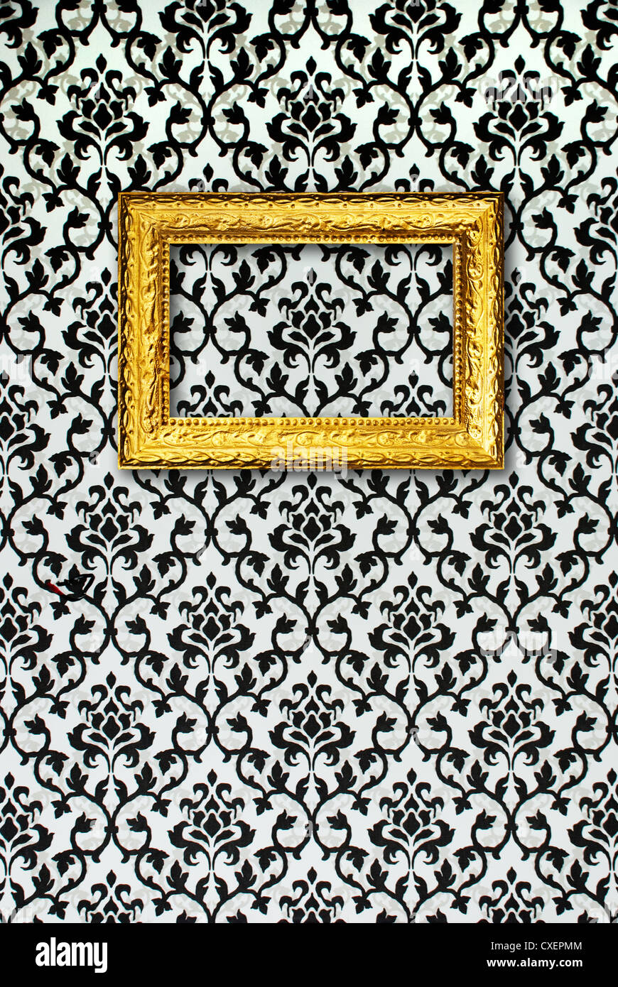 Goldrahmen auf einer schwarzen und weißen Tapete Stockfoto