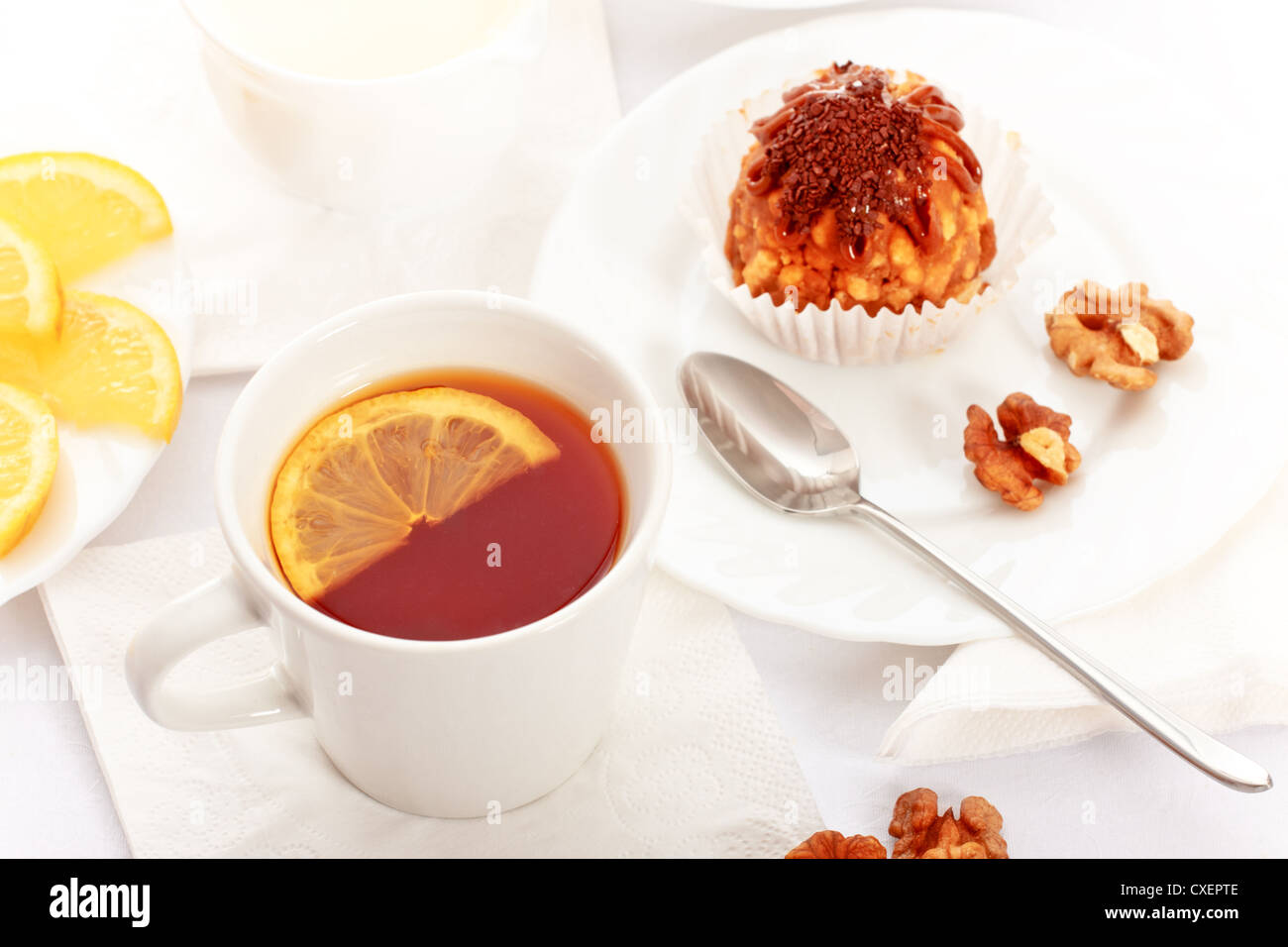 Tee mit Kuchen Stockfoto