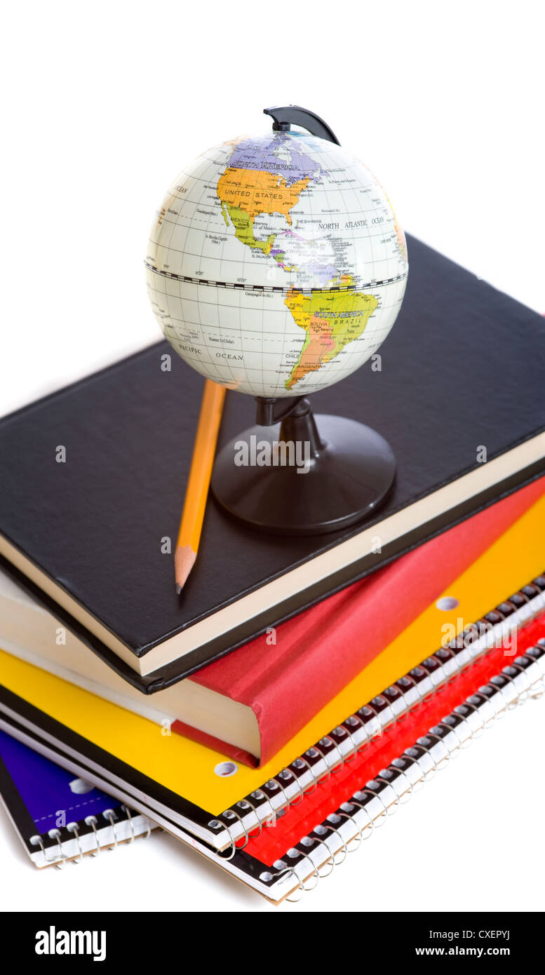 Ein Stapel von Schulbüchern und eine Miniatur-Kugel auf einem weißen Hintergrund mit einem Bleistift Stockfoto