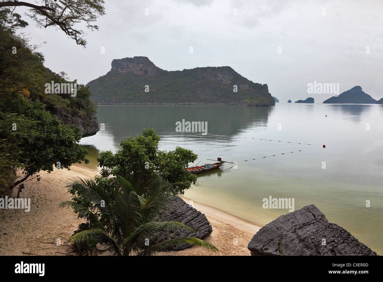 Thai Longtail-Boot vor Anker am malerischen Bucht Stockfoto