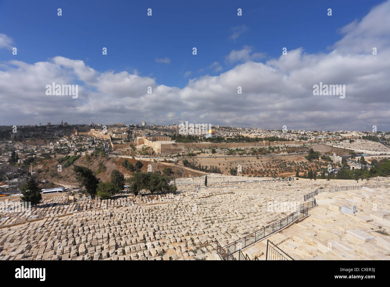 Die goldene Kuppel einer islamischen Moschee Stockfoto