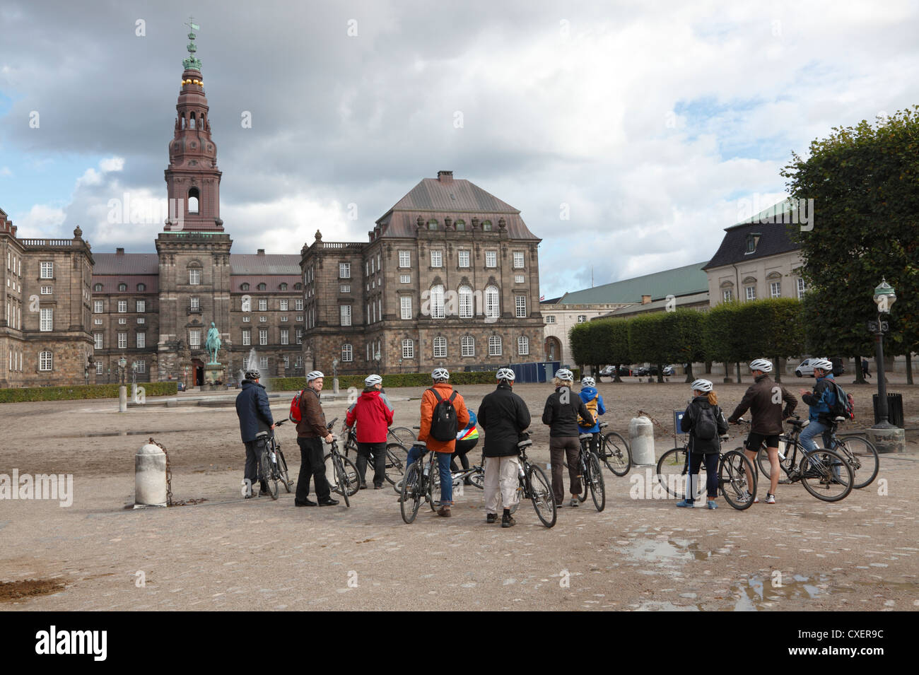 Touristen auf einem geführten Fahrrad tour Schloss Christiansborg, einer spät Sommer / Herbst Nachmittag. Kopenhagen, Dänemark. Stockfoto