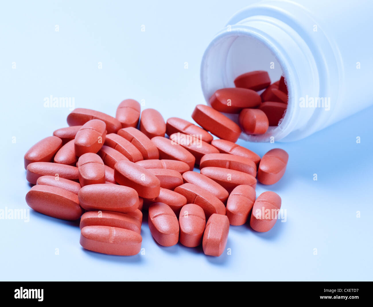 roten Pillen austreten aus Flasche Stockfoto