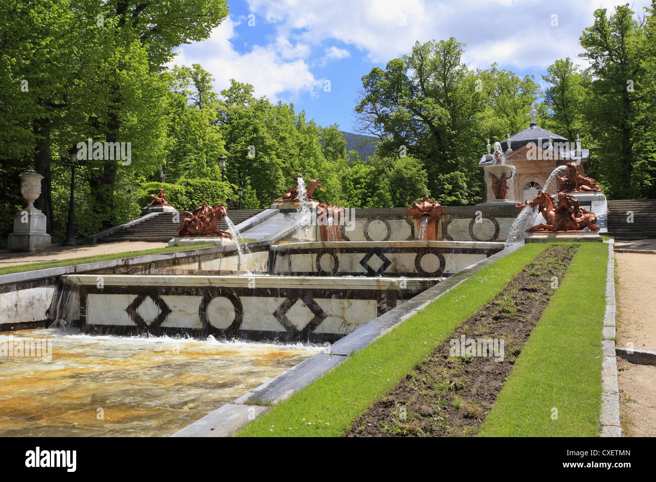 Die Kaskade von Brunnen und Skulpturen Stockfoto