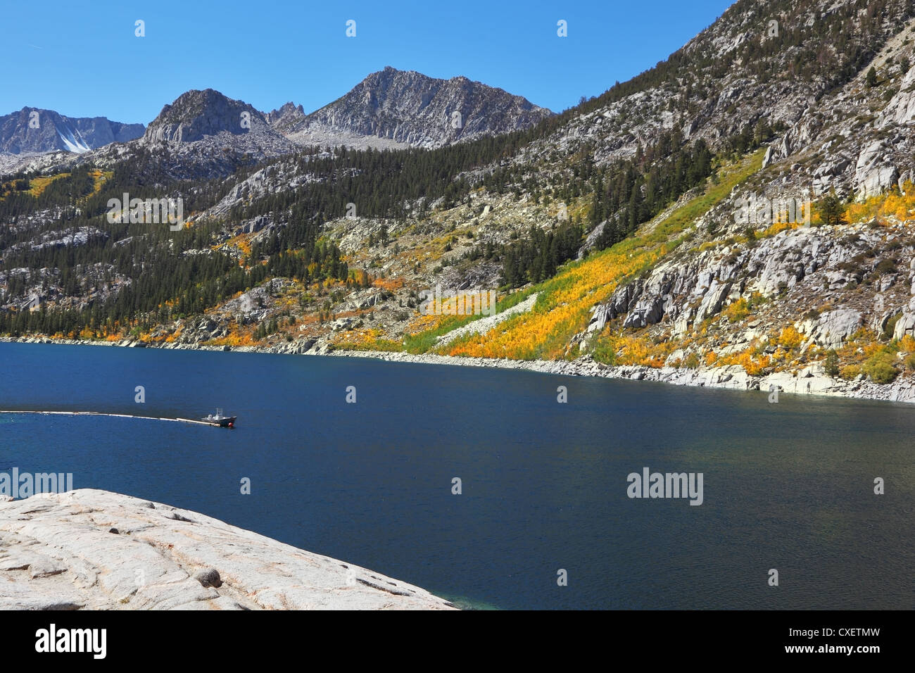 Herbstliche Bergwelt und himmelblauen Fluss Stockfoto