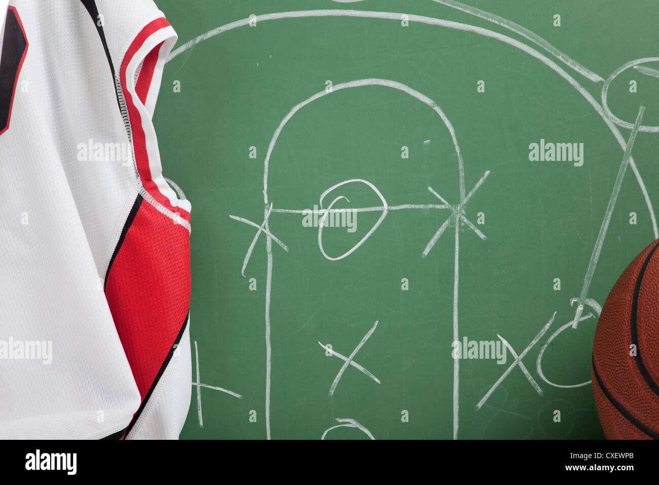 Basketball zu spielen, auf einer grünen Tafel mit Jersey und basketball Stockfoto