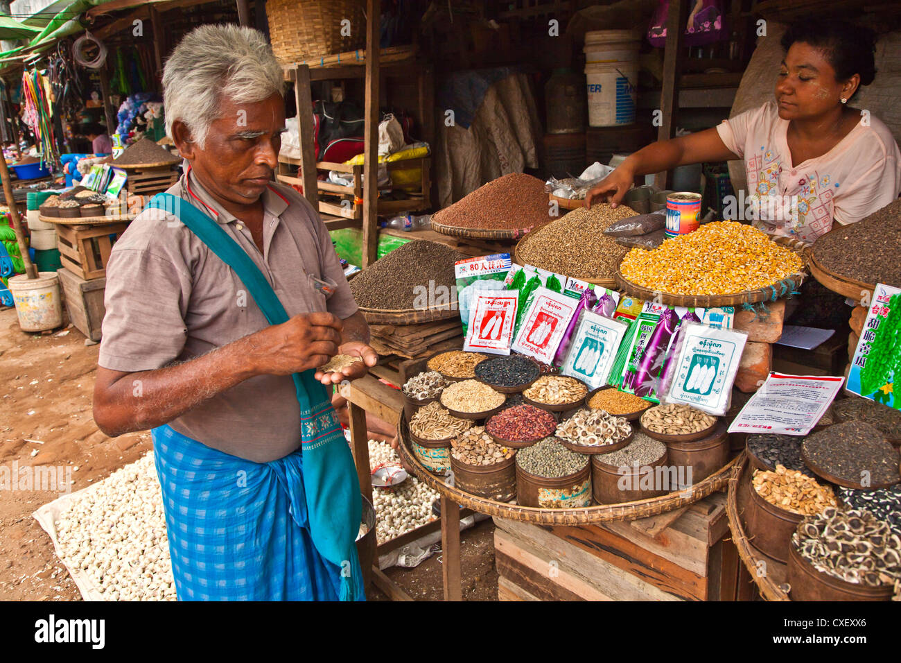 Heilpflanzen und Samen zum Verkauf auf dem GROßMARKT in BAGO - MYANMAR Stockfoto