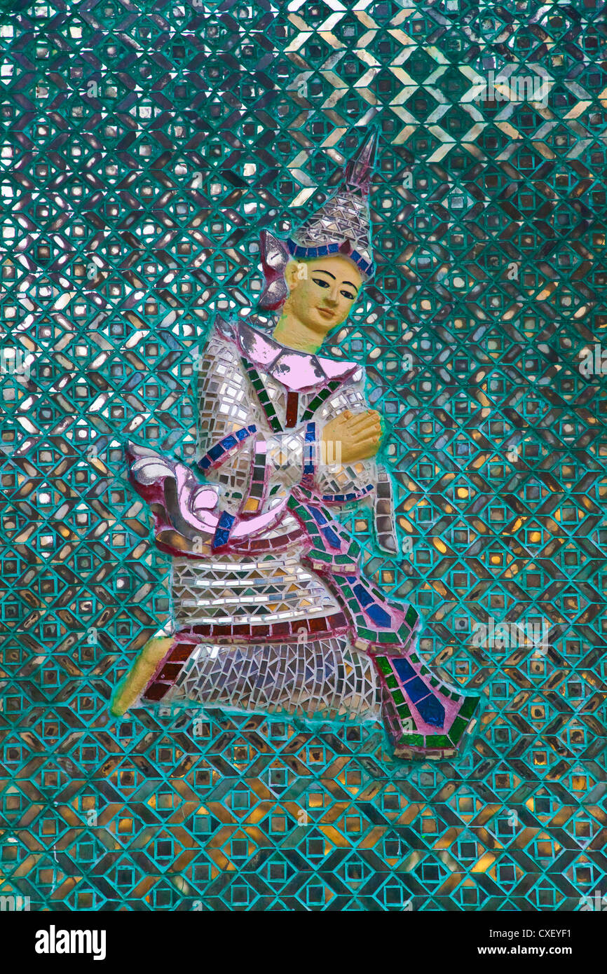 Ein Glas Mosaik buddhistischen Gottheit an der SHWEDAGON PAYA oder Pagode aus dem Jahre 1485 - YANGON, MYANMAR Stockfoto
