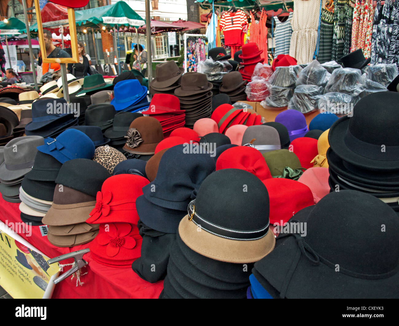 Anzeige der modischen Hüte bei Old Spitalfields Market, London Borough of Tower Hamlets, London, England, Vereinigtes Königreich Stockfoto