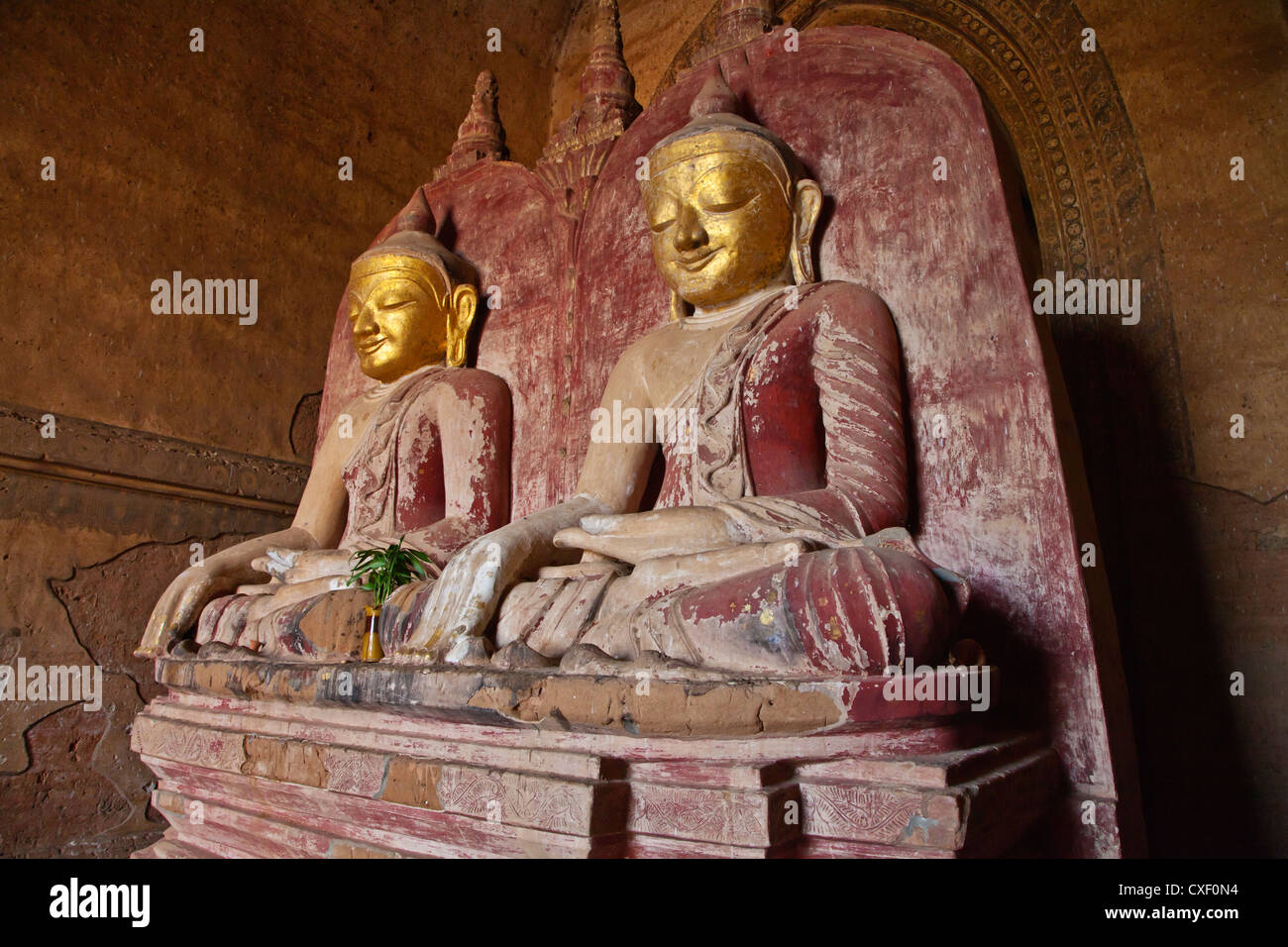 Nebeneinander gebaut BUDDHA-Statuen im 12. Jahrhundert DHAMMAYANGYI Tempel in BAGAN die größte wahrscheinlich von Narathu - MYANMAR Stockfoto