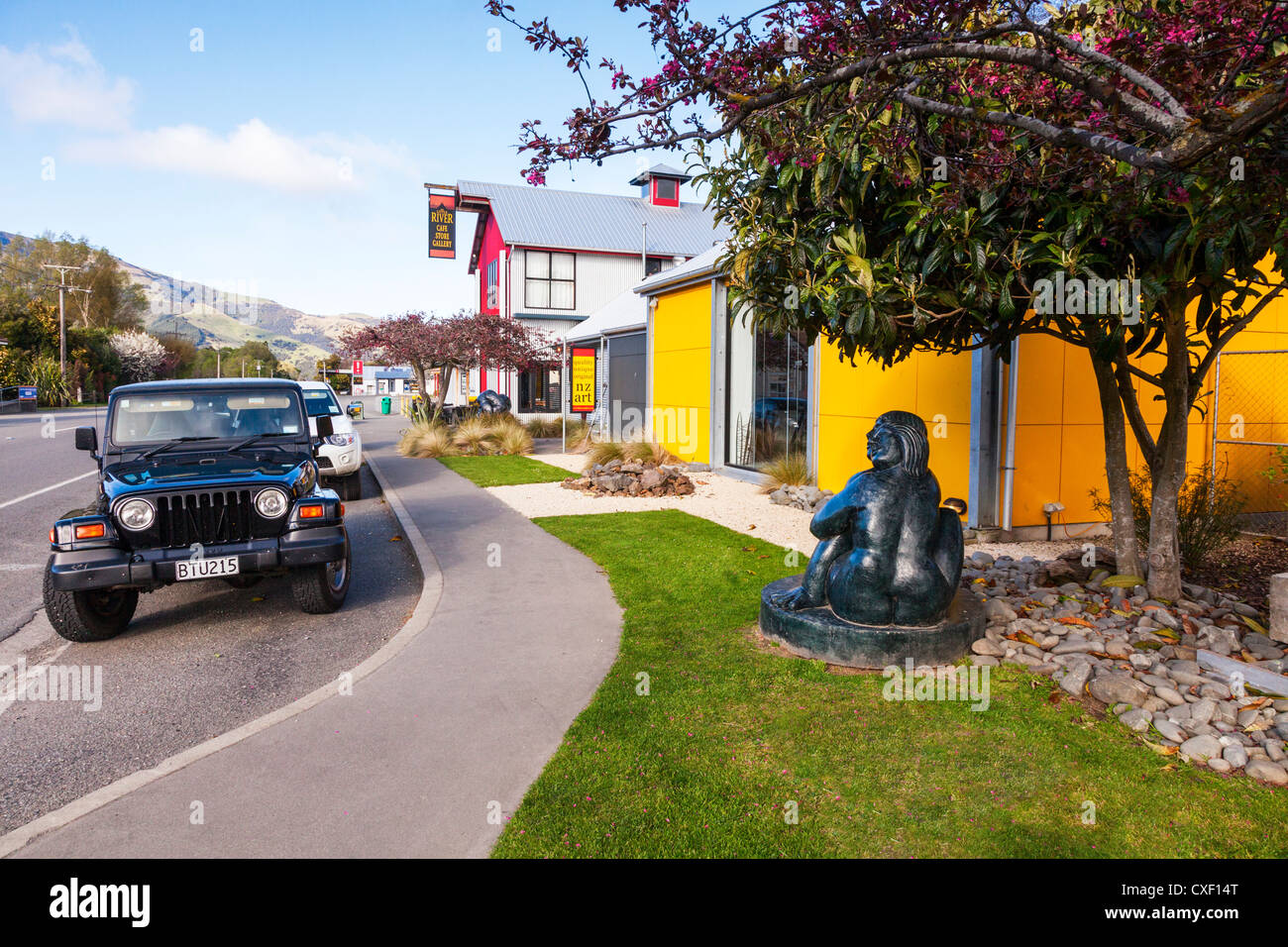 Die Hauptstraße im Dorf Little River, Canterbury, Neuseeland, New Zealand Kunst mit einem Jeep geparkt am Straßenrand. Stockfoto