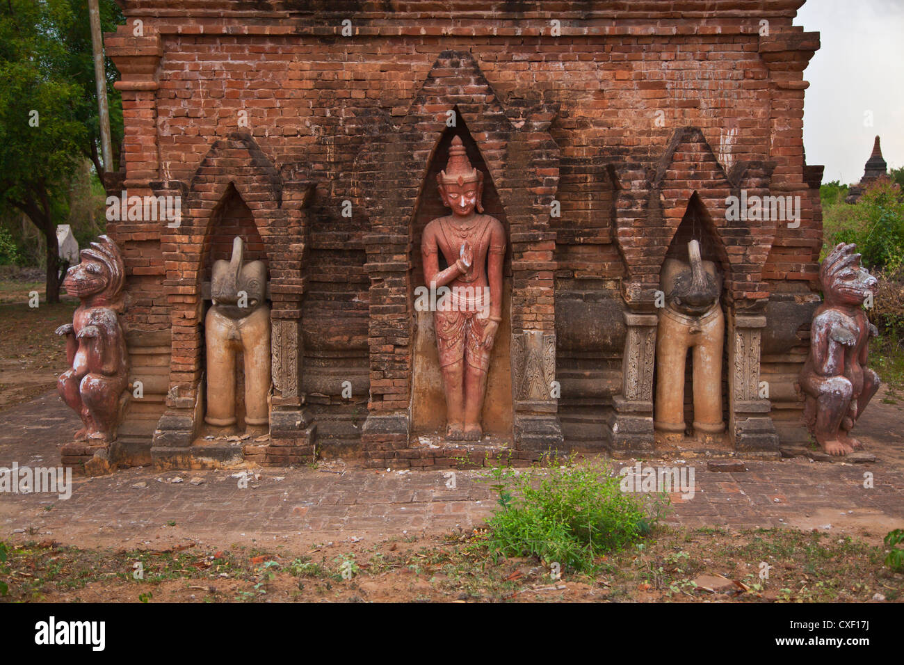 Die selten besuchte Tempelanlage Gesetz KAHTIKEPAN rühmen Skulpturen im Außenbereich Nitches - BAGAN, MYANMAR Stockfoto