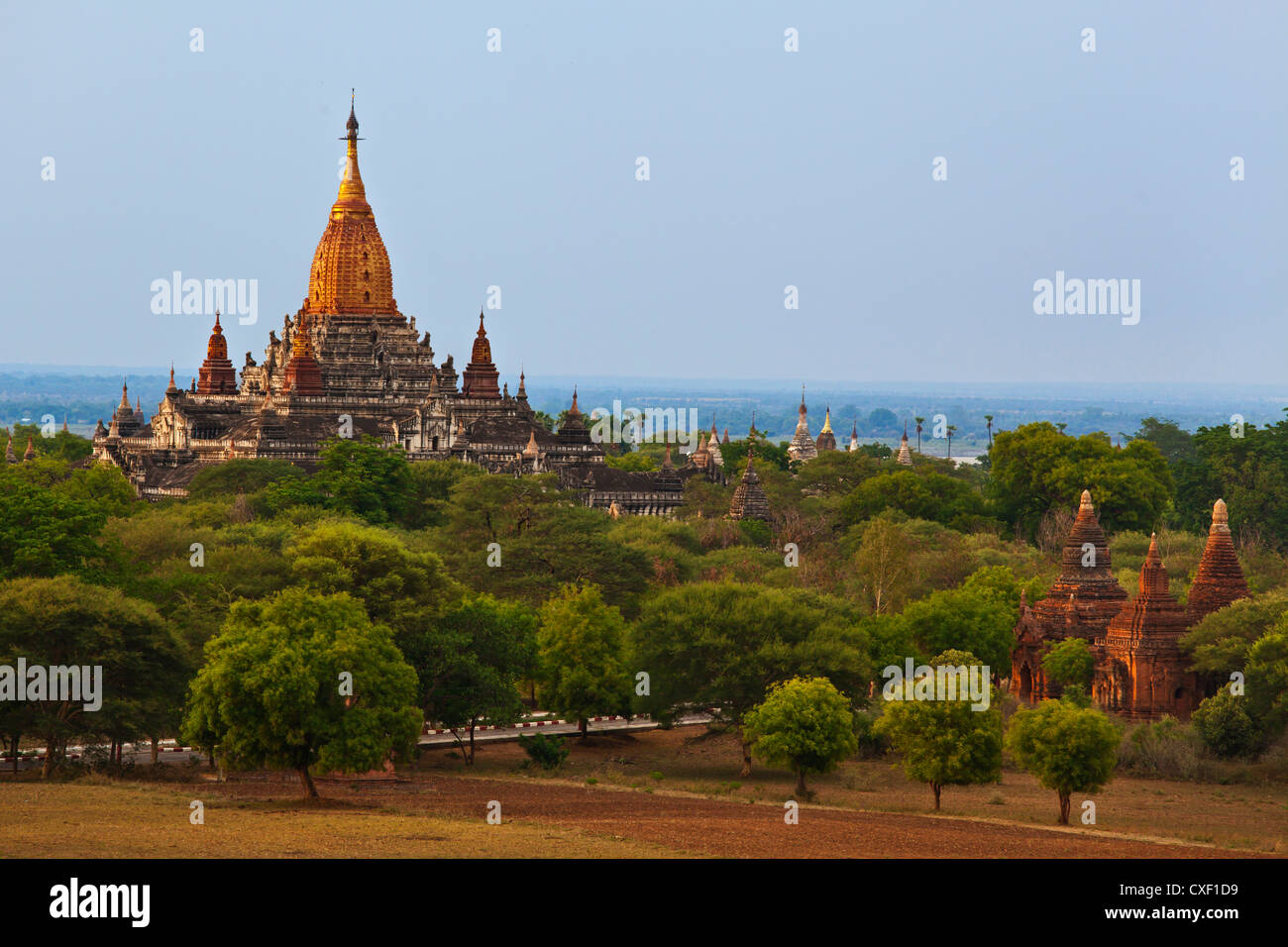 Blick auf die ANANDA PAYA vom SHWESANDAW Tempel oder PAYA in der Dämmerung - BAGAN, MYANMAR Stockfoto