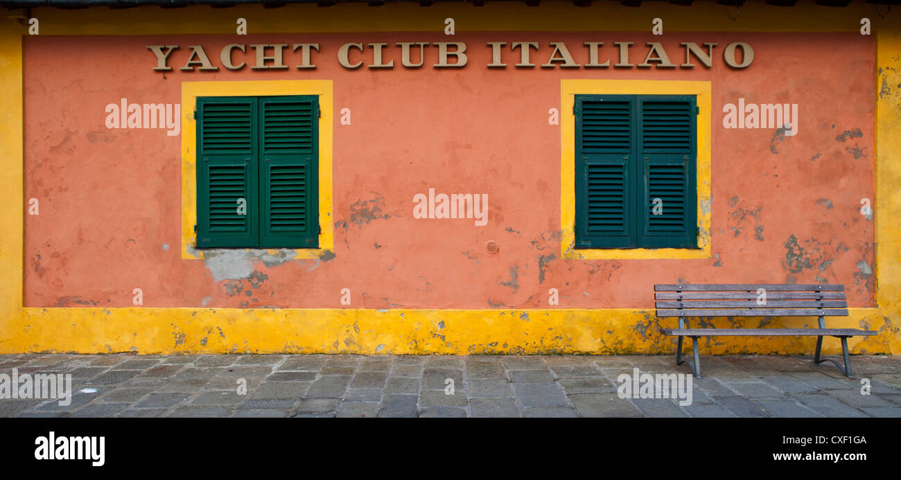 Yacht Club Italiano Gebäude mit alten Bank Stockfoto