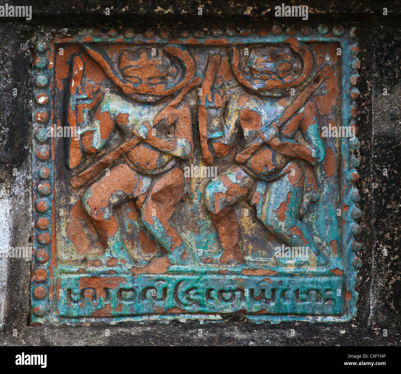 Gut erhaltene Kacheln an der Basis des ANANDA PAYA oder Tempel von König Kyanzittha um 1100 - BAGAN, MYANMAR errichtete Stockfoto