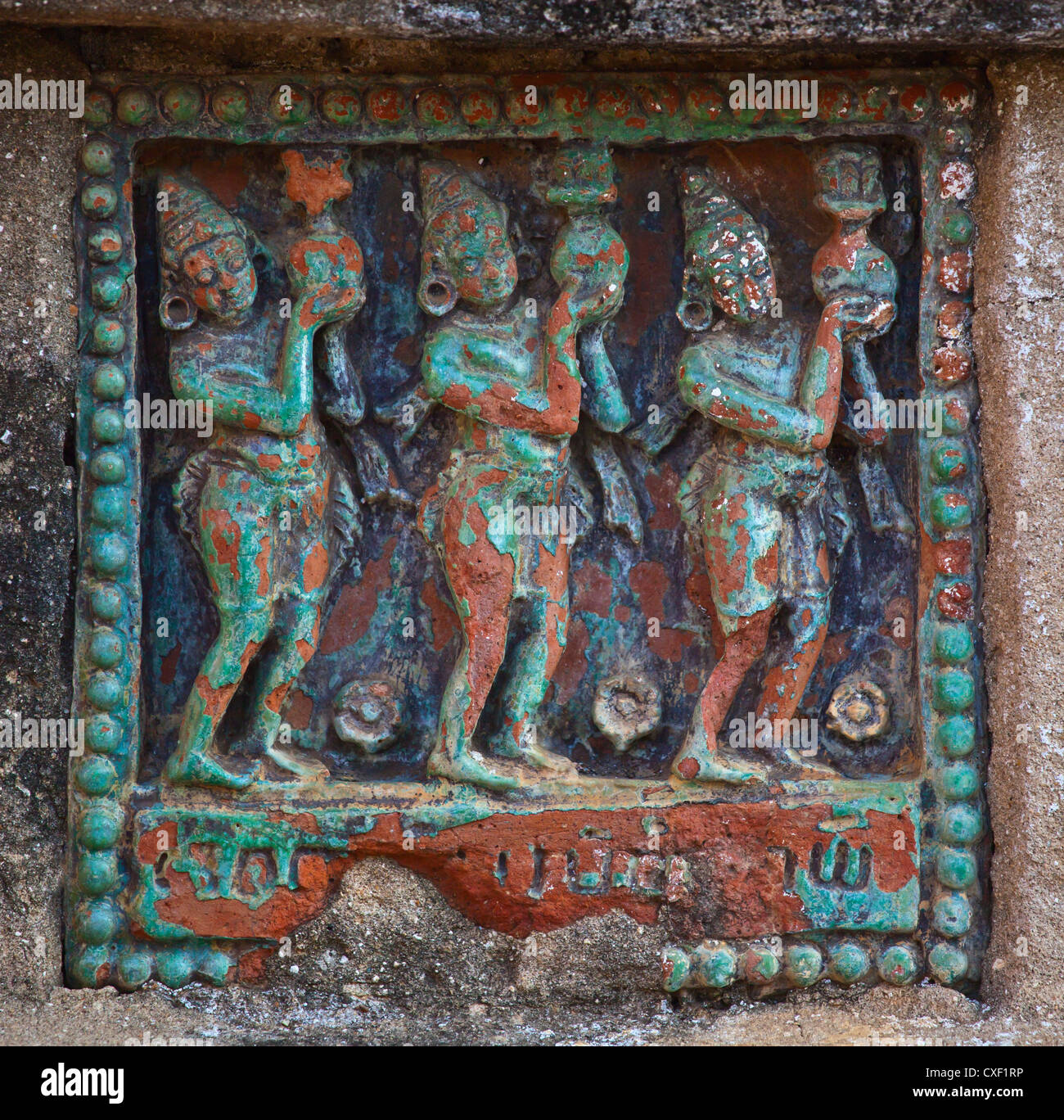 Gut erhaltene Kacheln an der Basis des ANANDA PAYA oder Tempel von König Kyanzittha um 1100 - BAGAN, MYANMAR errichtete Stockfoto