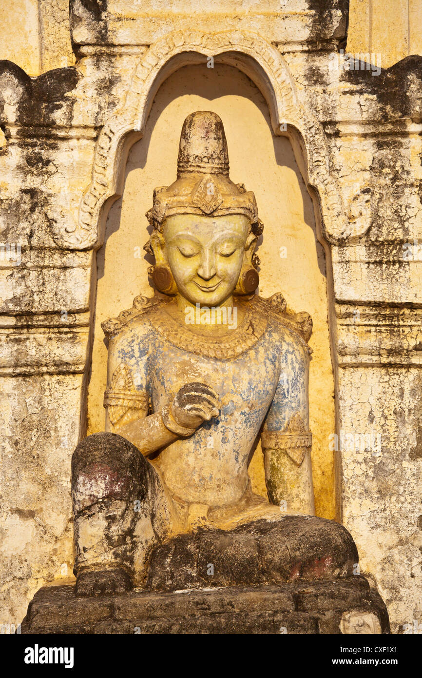 Eine Statue von Indra zeigt hinduistischen Einfluss im ANANDA-Tempel von König Kyanzittha um 1100 - BAGAN, MYANMAR errichtete Stockfoto