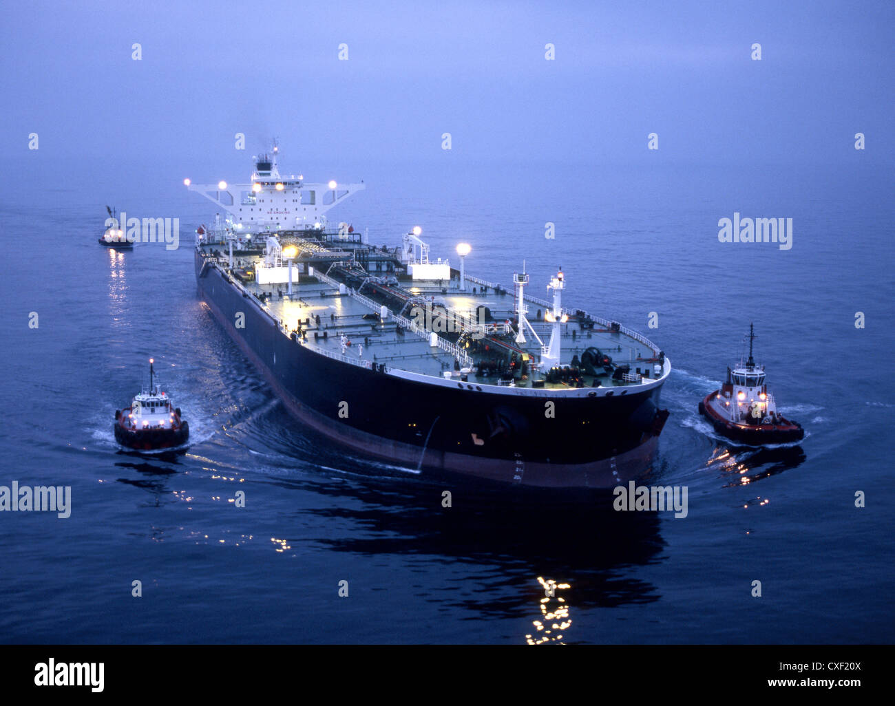 Schlepper und Containerschiff im Hafen von Long Beach Stockfoto