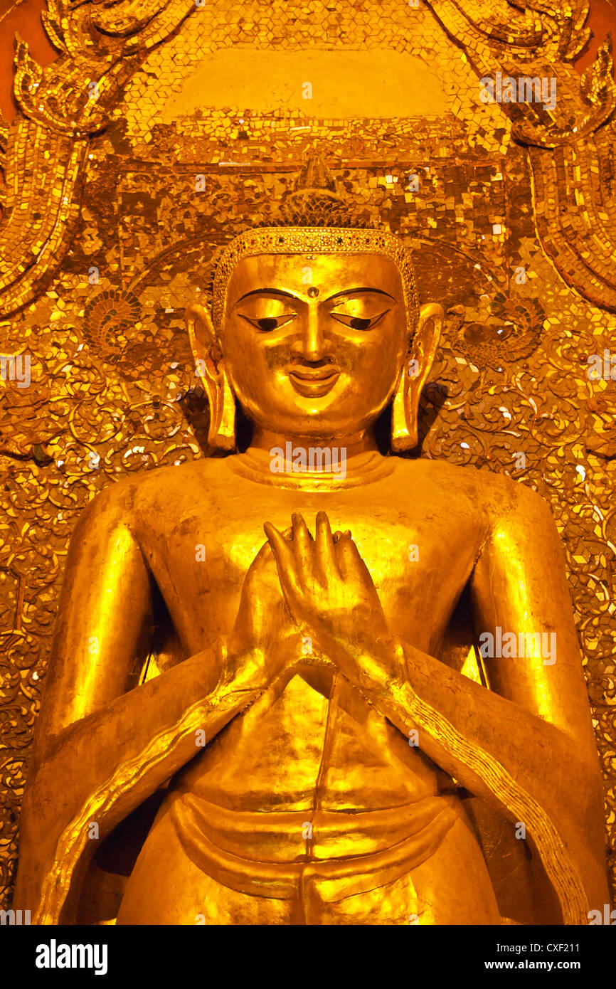 Ein 11. Jahrhundert Vergolder 31 Fuß hoch STANDING BUDDHA ANANDA Tempel von König Kyanzittha gebaut rund 1100 - BAGAN, MYANMAR Stockfoto