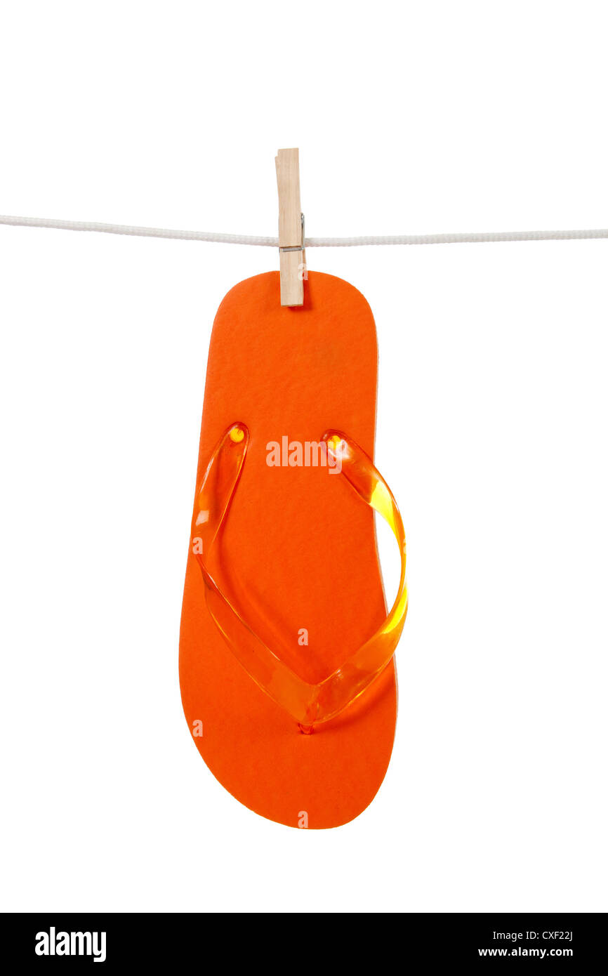 Orange Flipflop hängen auf einer Wäscheleine mit weißem Hintergrund Stockfoto