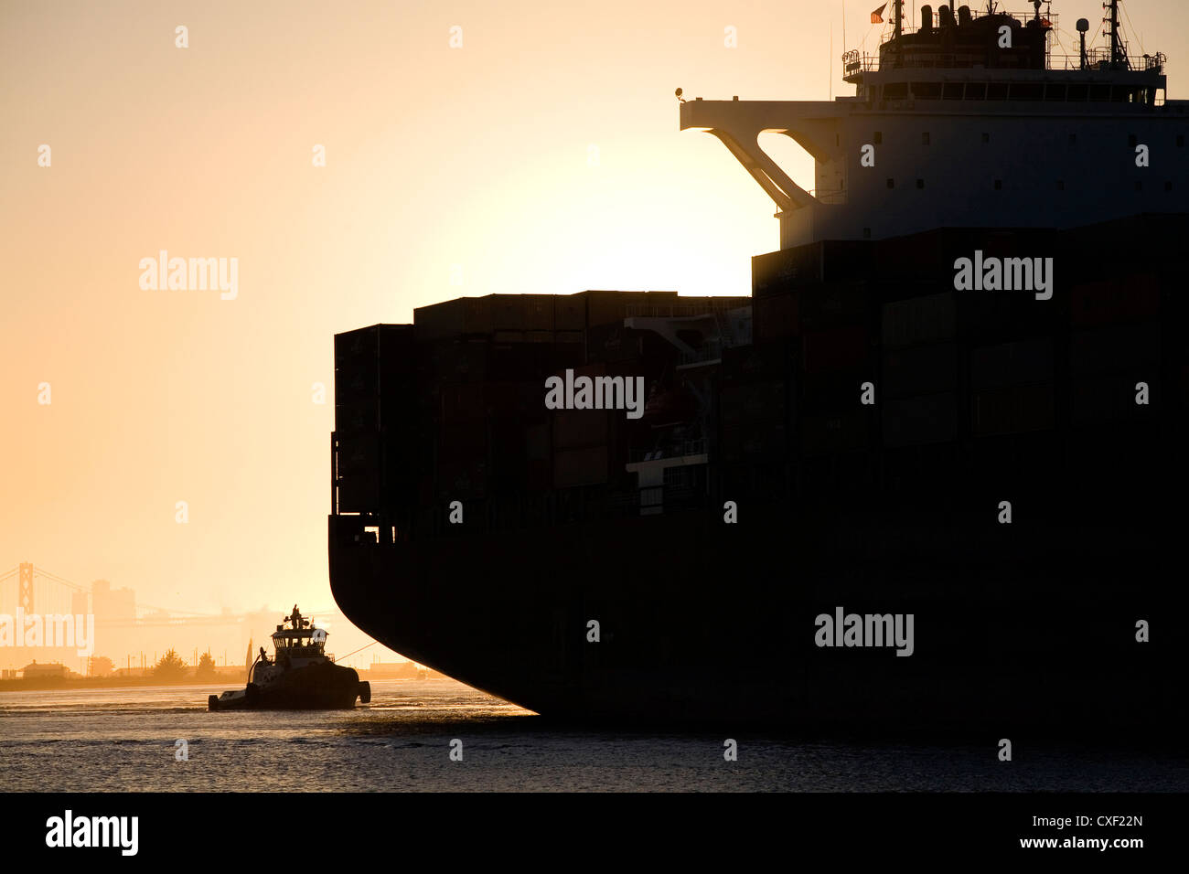 Schlepper und Containerschiff im Hafen von Oakland Stockfoto