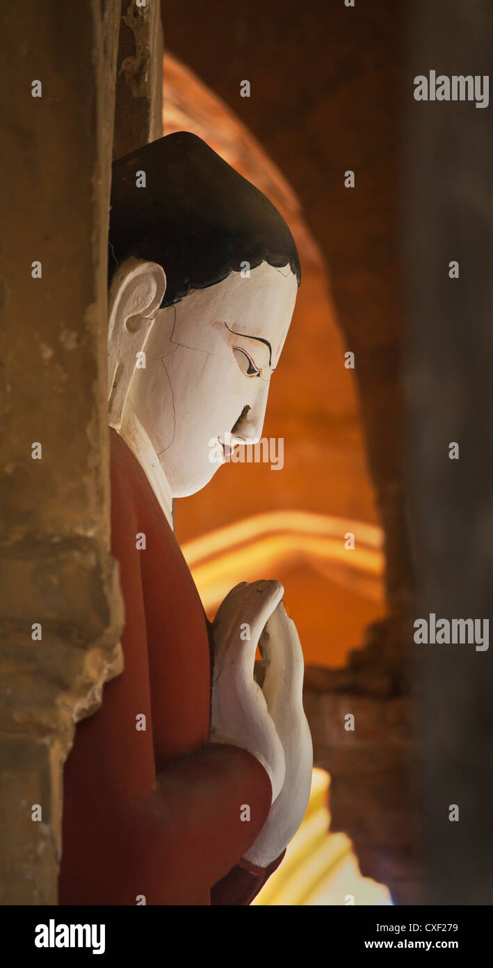 Die PAYA NDA ZU Gruppe von Stupas sind intim und gute Beleuchtung auf der BUDDHA-Statuen in - BAGAN, MYANMAR Stockfoto