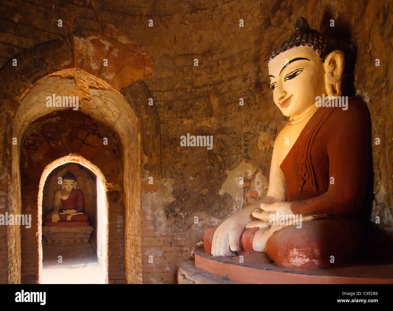 Die PAYA NDA ZU Gruppe von Stupas sind intim und gute Beleuchtung auf der BUDDHA-Statuen in - BAGAN, MYANMAR Stockfoto